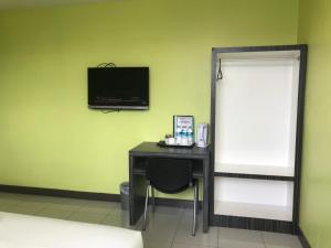 SARIKEI GARDEN HOTEL的电视和/或娱乐中心