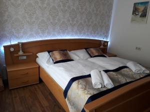 sypialnia z łóżkiem z dwoma ręcznikami w obiekcie Hotel Eleon w mieście Bad Teinach-Zavelstein