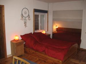 una camera da letto con un grande letto con una coperta rossa di Familiensuite, zwei Zimmer, Mitbenutzung von Küche und Bad a Rott