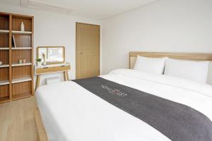 Postel nebo postele na pokoji v ubytování Home Fourest Residence Hotel Okpo