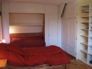 a bedroom with a bed with a red blanket at Familiensuite, zwei Zimmer, Mitbenutzung von Küche und Bad in Rott