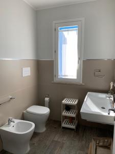 łazienka z toaletą, umywalką i oknem w obiekcie casa Cuffa w mieście San Vito lo Capo +31 zdjęć
