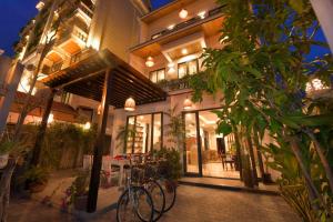 a building with bikes parked in front of it at Saclo Villa and Hostel in Hoi An