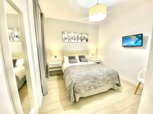 1 dormitorio con cama y espejo en CARRERA HOME, en Granada