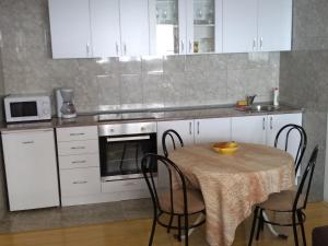 Kuchyň nebo kuchyňský kout v ubytování Apartment Vojinovic