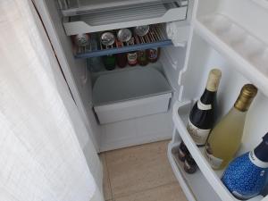埃斯特波納的住宿－gcprestige，装满瓶装葡萄酒的开放式冰箱
