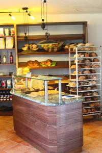 Saliterhof في Warngau: مخبز مع كونتر مع الخبز والحلويات