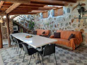 a living room with a table and a couch at Casa el pinillo in San Nicolás