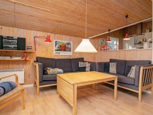 - un salon avec deux canapés et une table dans l'établissement Peaceful Holiday Home in L kken 500 M from the Ocean, à Lønstrup