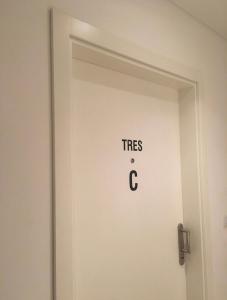 a white door with the words trees c on it at Depto nuevo boutique, muy luminoso a 6 cuadras de la playa in Mar del Plata