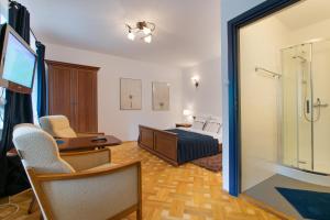 Schlafzimmer mit einem Bett, einem Schreibtisch und einem TV in der Unterkunft Willa Ostoja in Kazimierz Dolny