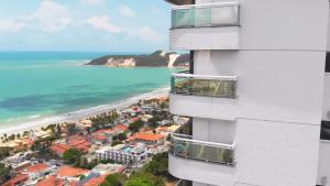 un edificio de apartamentos con vistas al océano en Oh Vida Boa Apto de 2 quartos com vista para o mar. Cond. Ahead Ponta Negra., en Natal