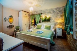 - une chambre avec un lit et des serviettes dans l'établissement Dimora Picco Bello, à Trogir