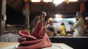 大城的住宿－帕魯多哈Spa度假酒店，红色餐巾,坐在桌子上盘子上