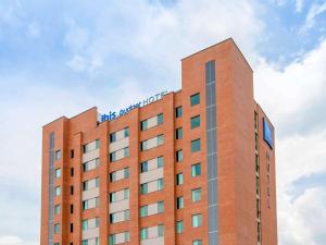 麦德林ibis budget Medellín Itagüí Metro的顶部有标志的建筑物