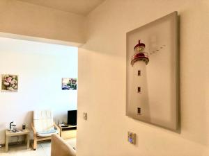 una stanza con una foto di un faro sul muro di Lighthouse Beach apartment a Paphos Altre 7 foto