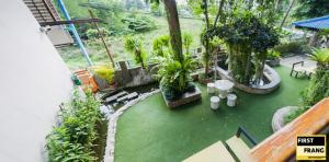 First and Frang Hotel - Koh Phangan外面的花园