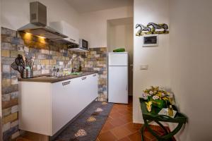 A kitchen or kitchenette at Piccolo Sole d'oro - appartamenti