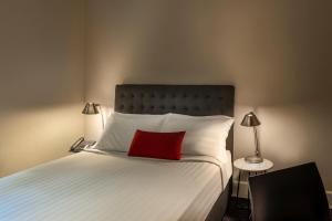 Postel nebo postele na pokoji v ubytování Como Court Budget Accommodation