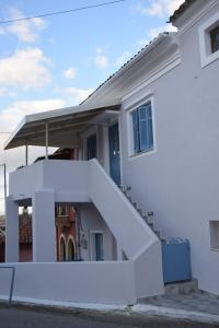 una casa bianca con uno scivolo davanti di Laundry House a Sinarádes