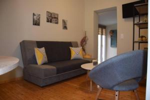 ein Wohnzimmer mit Sofa und Tisch in der Unterkunft Laundry House in Sinarádes