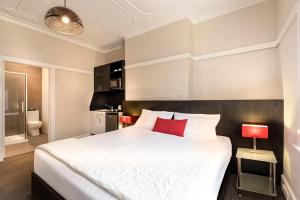 Postel nebo postele na pokoji v ubytování Como Court Budget Accommodation
