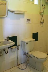 een badkamer met een toilet en een wastafel bij Chill Out Bar and Bungalows in Tonsai Beach