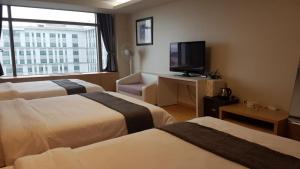 Llit o llits en una habitació de Incheon Airport Gogo House