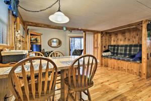 Χώρος καθιστικού στο Rustic Stockton Lake Cabin Half Mile to Boat Ramp! +17 φωτογραφίες