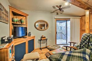 Μια τηλεόραση ή/και κέντρο ψυχαγωγίας στο Rustic Stockton Lake Cabin Half Mile to Boat Ramp!