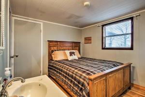 En eller flere senger på et rom på Rustic Stockton Lake Cabin Half Mile to Boat Ramp!