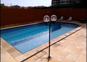 una piscina con dos luces encima en Edifício Guanaces, en Fortaleza
