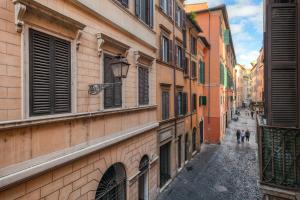 an alley with buildings and people walking down a street at Rome Loft in Rome