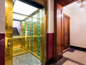 een hal met een glazen deur en een trap bij CracWoW St. Thomas Apartment in Krakau