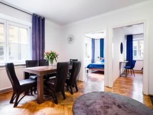 uma sala de jantar com mesa e cadeiras e um quarto em CracWoW St. Thomas Apartment em Cracóvia