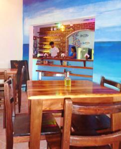een eetkamer met een houten tafel in een restaurant bij Livingston Resort Hotel in Lívingston