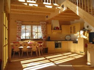 cocina con mesa y sillas en una habitación en Das Edelweiss, en Aschau