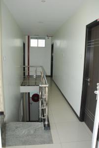 un couloir vide avec un escalier dans un bâtiment dans l'établissement SRI JUPUDY RESIDENCY, à Radjahmoundry