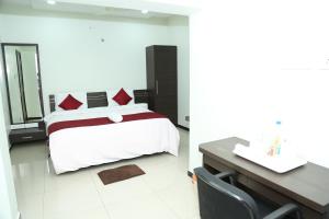 Ένα ή περισσότερα κρεβάτια σε δωμάτιο στο SRI JUPUDY RESIDENCY +24 φωτογραφίες