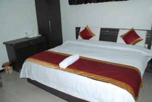 Ліжко або ліжка в номері SRI JUPUDY RESIDENCY