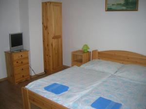 A bed or beds in a room at Vadászkürt Vendégfogadó