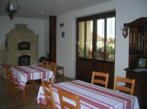 A restaurant or other place to eat at Vadászkürt Vendégfogadó