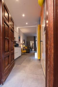 a hallway with a kitchen and a living room at Cosy studio in the greenest corner of Trastevere in Rome