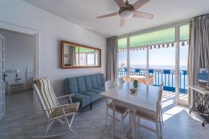 sala de estar con sofá azul y mesa en Expoholidays - Apartamento Crucero, en Aguadulce