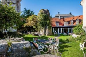 a patio with a table and chairs in a yard at Villa S:t Hans in Visby