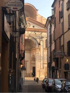 una vista de un edificio con coches aparcados en una calle en Casa Barbara en Mantova
