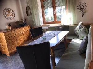 een woonkamer met een tafel en een bank bij Ferienwohnung Gundolf - Astner in Wenns