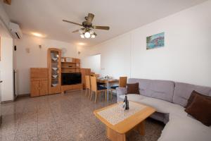 un soggiorno con divano e tavolo di Apartment Europe with Sea View a Ičići
