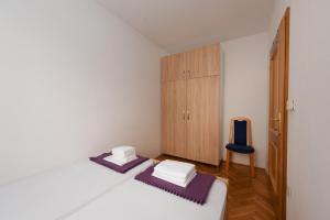 Pokój z łóżkiem i niebieskim krzesłem w obiekcie Apartment Europe with Sea View w mieście Ičići