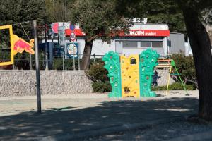 Plac zabaw dla dzieci w obiekcie Apartment Europe with Sea View